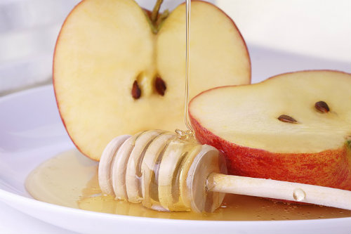 Để làm được mặt nạ này, bạn nghiềm vài lát táo thật nhuyễn, trộn với 1 thìa mật ong và đắp lên da khoảng 15 phút rồi rửa sạch mặt với nước.